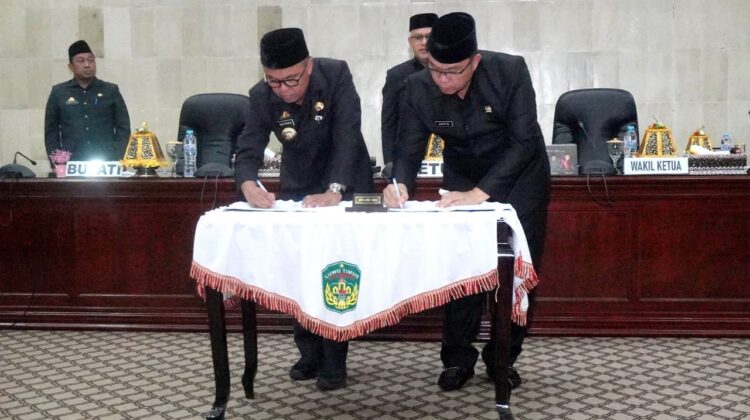 Bupati – Ketua DPRD Lutim Tandatangani Persetujuan Bersama Dengan DPRD Terhadap Ranperda PLP2B
