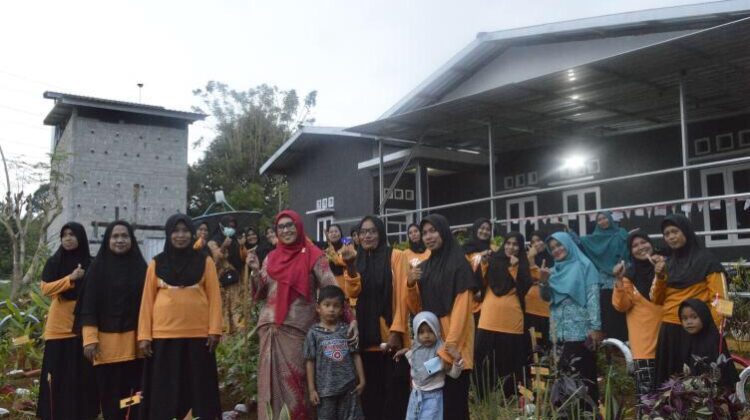 Ketua TP PKK Lutim Serahkan BMT Bagi Balita dan Ibu Hamil Di Tiga Desa