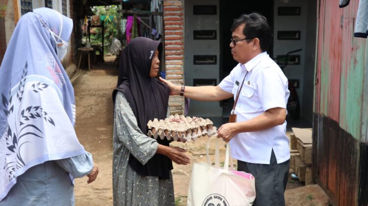 Diskominfo-SP Salurkan Paket Sedekah Jumat di Kecamatan Malili