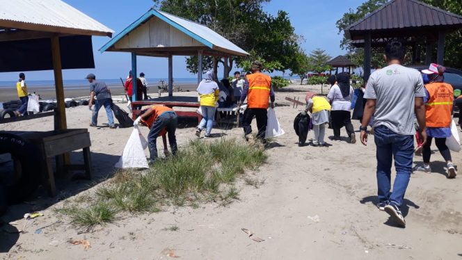 
					DLH Lutim Gelar Aksi Bersih Pantai Ujung Suso