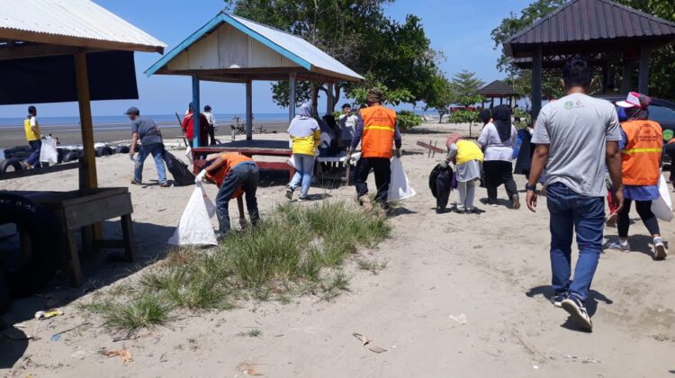 DLH Lutim Gelar Aksi Bersih Pantai Ujung Suso