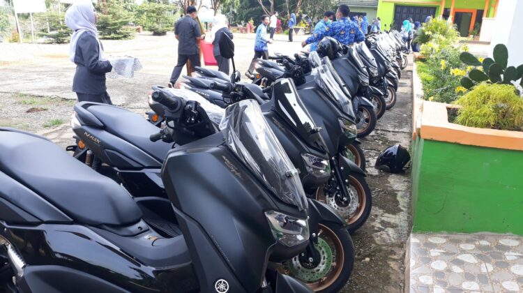 Bupati Luwu Timur Serahkan 17 Unit Motor Untuk Tenaga Promkes PKM