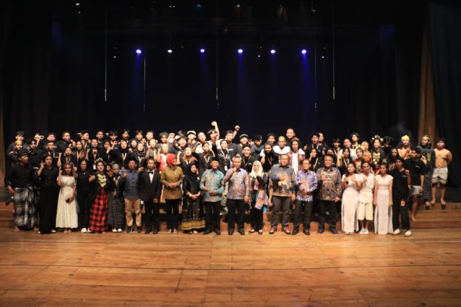 
					Bupati Luwu Timur Apresiasi Pementasan Teater La Galigo di Yogyakarta