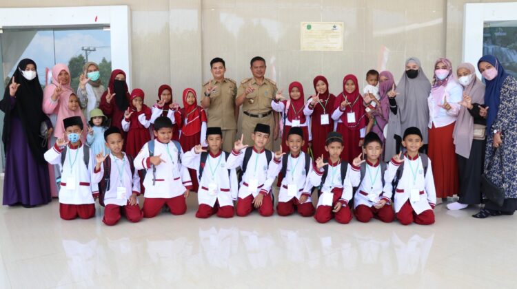 Tingkatkan Literasi, Murid SDIT At-Taufiq Wawondula Kunjungi Perpustakaan Daerah