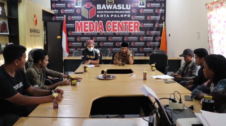 Alumni SKPP Menyambangi Bawaslu Kota Palopo