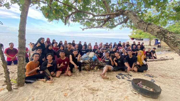 Tim Pa’raga IAIN Kota Palopo Open Rekrutmen Sekaligus Bakti Sosial di Pantai Labombo