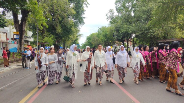 Ketua TP PKK Lutim Ikut Parade Kebaya bersama Ibu Negara di Solo Pada Peringatan Hari Batik Nasional