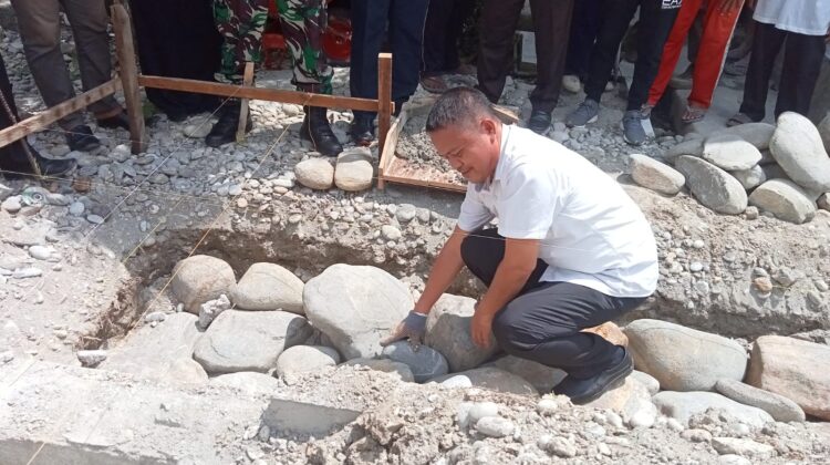 Kepala DPK Lutim Letakkan Batu Pertama Pembangunan Perpustakaan Desa Sumber Makmur