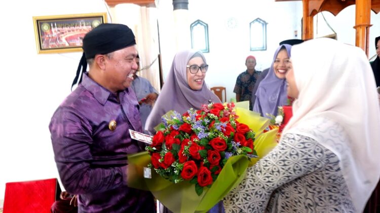 Bupati dan Ketua TP PKK Lutim Hadiri Maulid Nabi di Desa Maramba