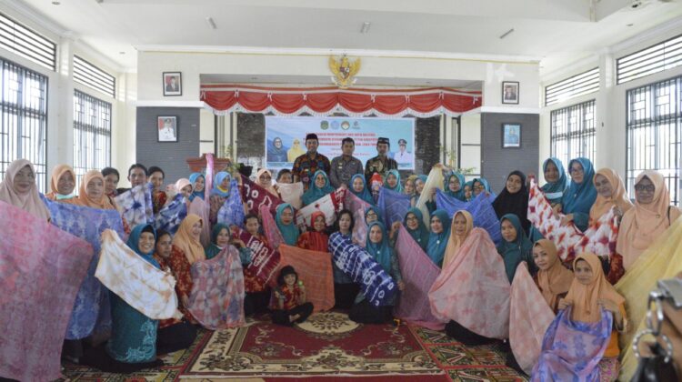Sufriaty Budiman Membatik Bersama TP PKK dan DWP se-Kecamatan Wotu