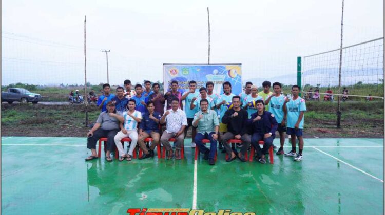 Vale Bangun Lapangan Voli Untuk Warga Mahalona