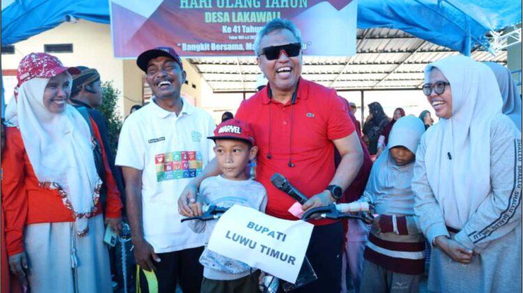 HUT Desa Lakawali, Bupati Hadiahi Sepeda Warga