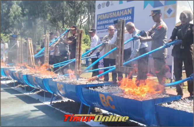 
					Ratusan Ribu Batang Rokok Dibakar di Malili