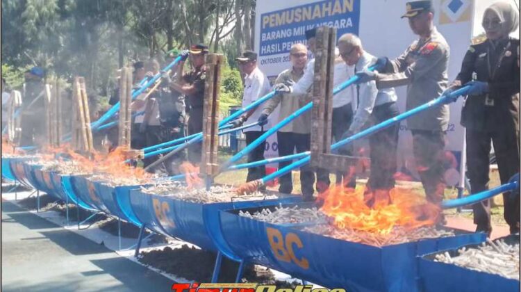 Ratusan Ribu Batang Rokok Dibakar di Malili