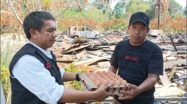 Tim Sedekah Jumat Pemkab Lutim Sasar Korban Kebakaran