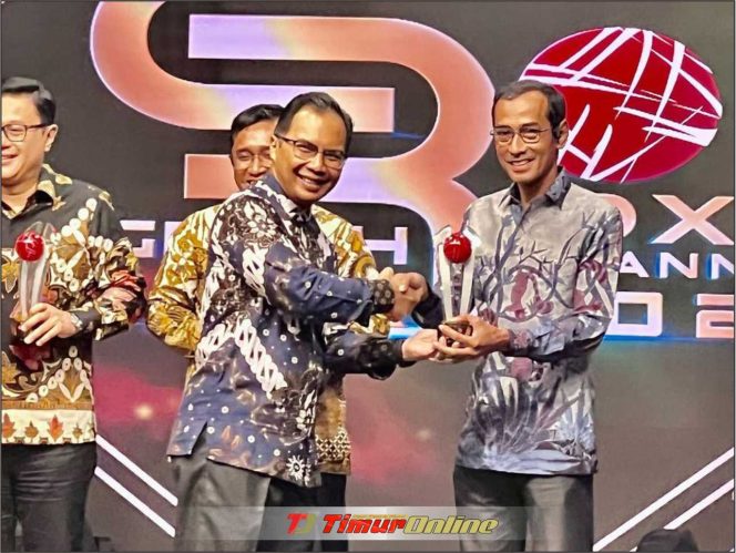
					Vice President PT. Vale Indonesia, Adrian Chaniago saat menerima penghargaan