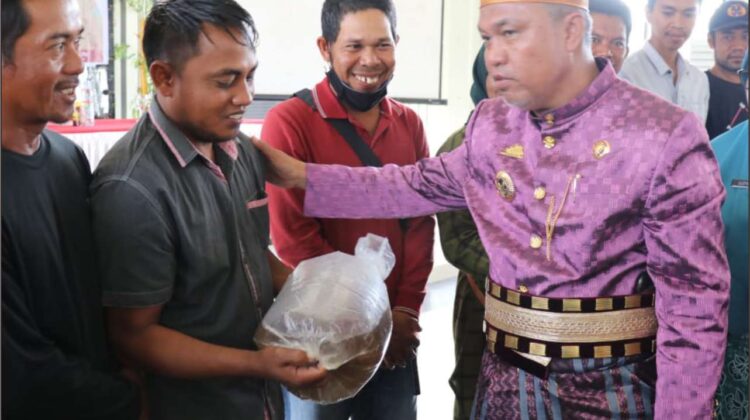 Bupati Lutim Bantu Kelompok Nelayan di Wotu
