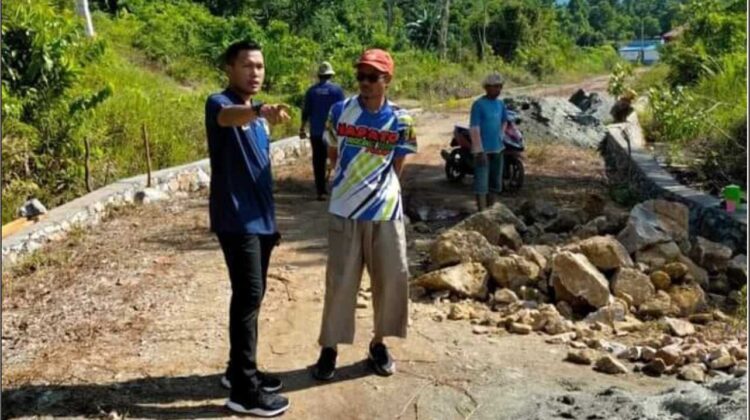 Kades Pantau Pembangunan Proyek di Desanya, Minta Warga Lakukan Pengawasan