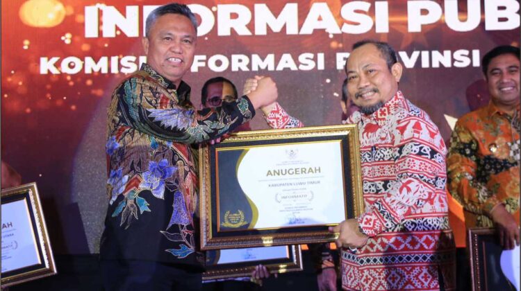 Komisi Informasi Sulsel Akui Lutim Kabupaten Informatif, Dihadiahi Penghargaan