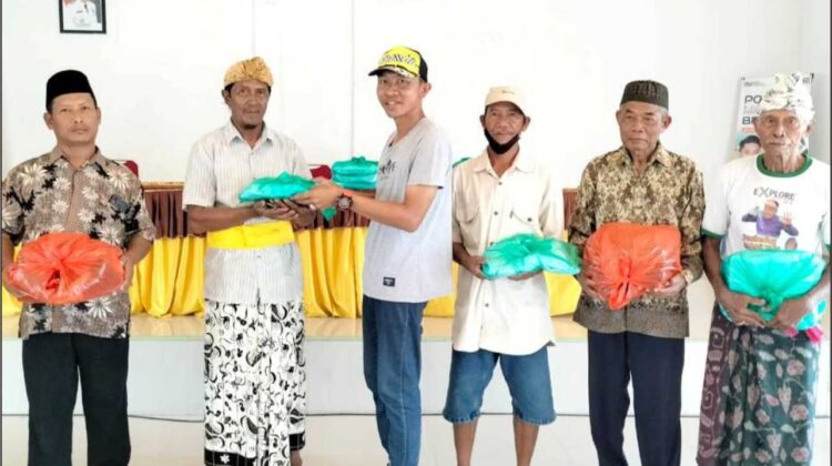 Kades Wanasari Serahkan Bantuan Seragam Rohaniawan ke Pemangku Agama