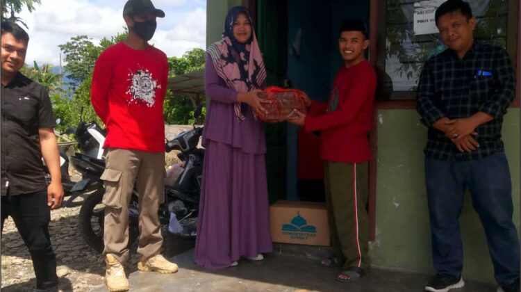 10 Paket Sembako Dibagi Pemerintah Tomoni ke Warga Tidak Mampu