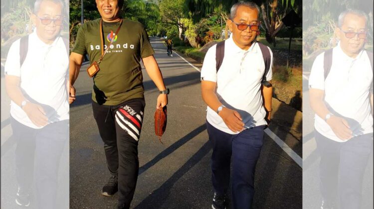 Sekda Luwu Timur, H.Bahri Suli terlihat berjalan kaki menuju kantor