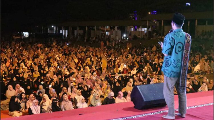 Ust Hanan Attaki Cermah di Luwu Timur, Ribuan Warga Datang