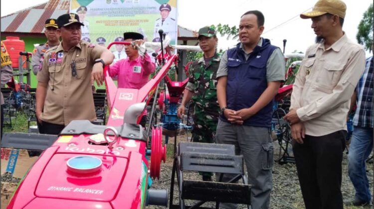 Vale Serahkan 30 Hand Tractors di Mahalona Raya