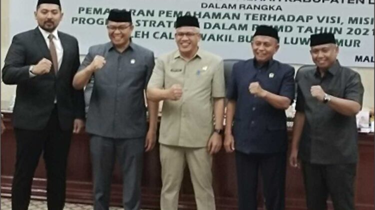 Sidang Paripurna DPRD Lutim Dengarkan Pemahaman Visi Misi Calon Wakil Bupati