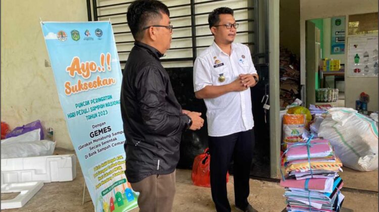 Hamris Darwis Serahkan Sampah Kertas ke DLH