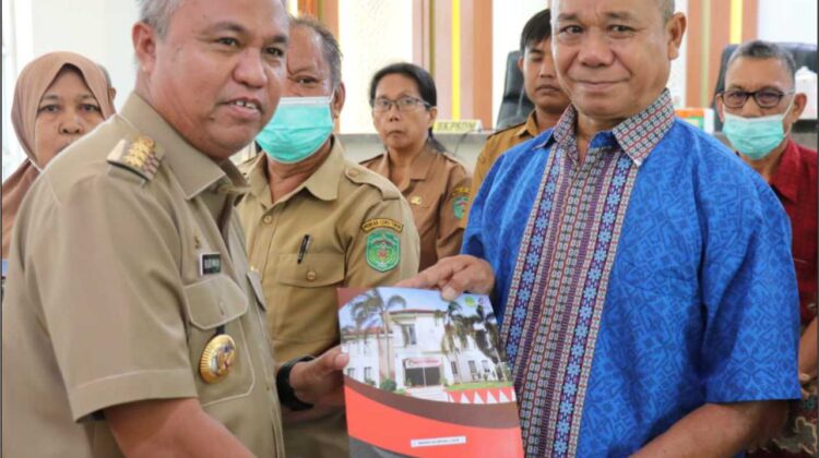 Bupati Luwu Timur Serahkan SK Pensiun PNS dan Asuransi Kematian
