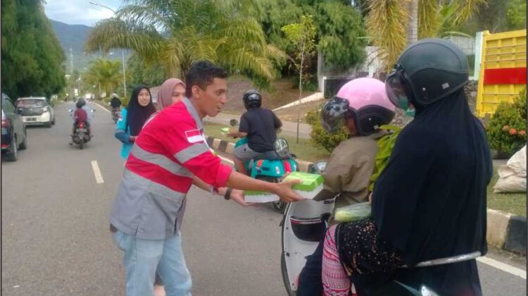 Bulan Penuh Berkah, PT. CLM Bagikan Takjil Berbuka Pada Pengguna Jalan