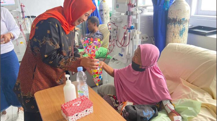 Di Hari Ginjal Sedunia, Petugas RSUD I Lagaligo Bagikan Tumbler ke Pasien