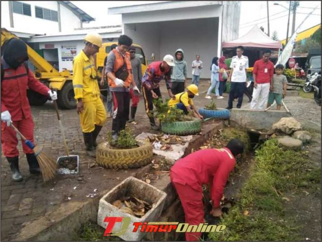 
					FOTO : Petugas Kebersihan DLH Lutim Gotong Royong Bersihkan Pasar Malindungi