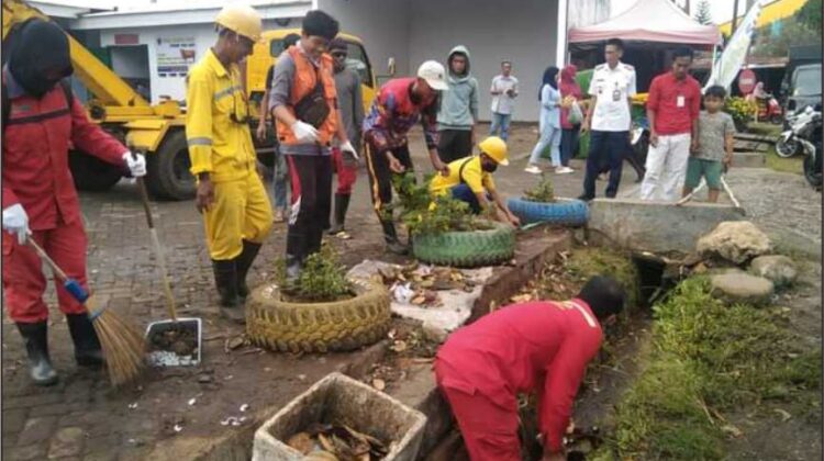 FOTO : Petugas Kebersihan DLH Lutim Gotong Royong Bersihkan Pasar Malindungi