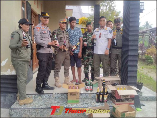 
					Satpol PP Amankan Puluhan Botol Miras di Tiga Kecamatan