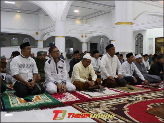 
					Bupati Lutim Awali Tarwih di Masjid Agung Malili
