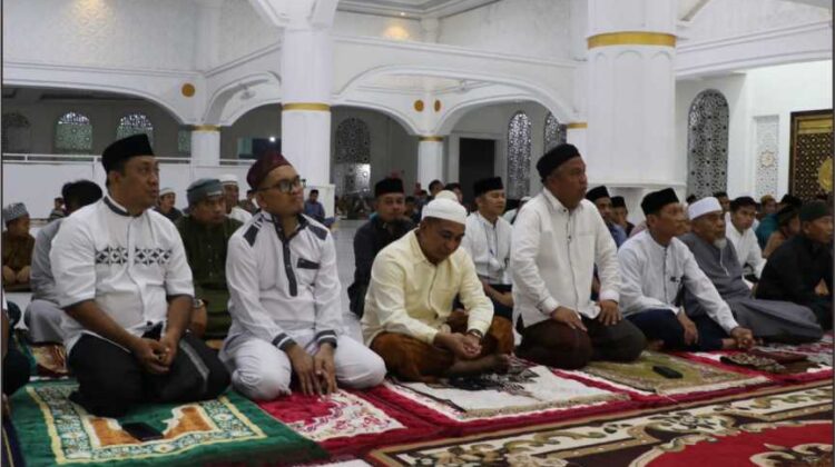 Bupati Lutim Awali Tarwih di Masjid Agung Malili