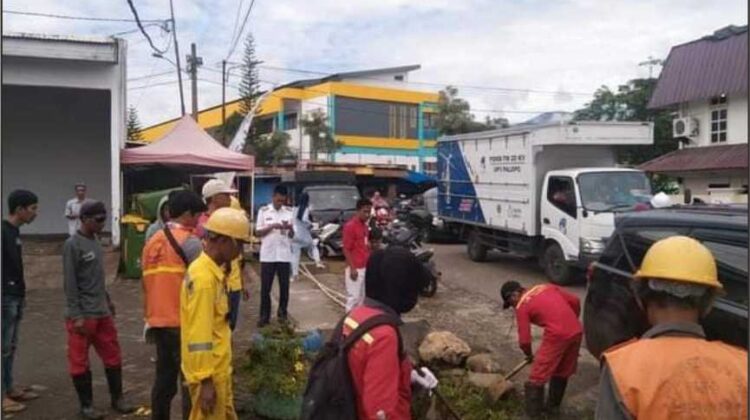 Warga Lutim Antusias Sambut Kedatangan Presiden Jokowi
