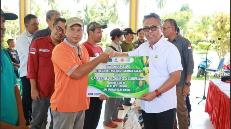 Budiman Serahkan Bantuan 10 Ton Pupuk NPK Kepada Lima Kelompok Tani di Tiga Kecamatan