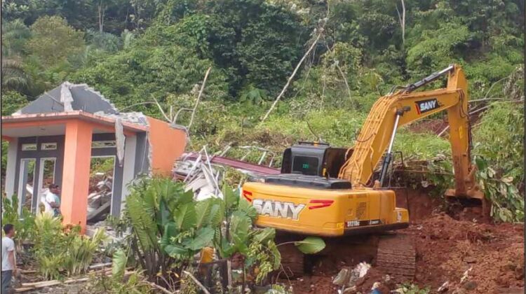 FOTO : Alat Berat Milik CLM Diturunkan Bantu Korban Tanah Longsor