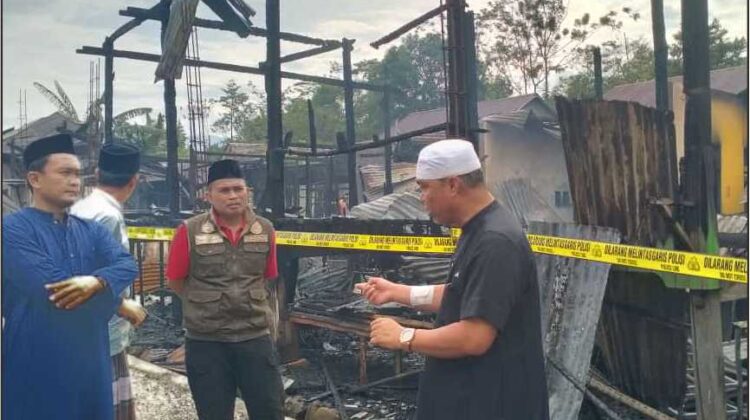 Bupati Lutim Tinjau Korban Kebakaran di Desa Baruga