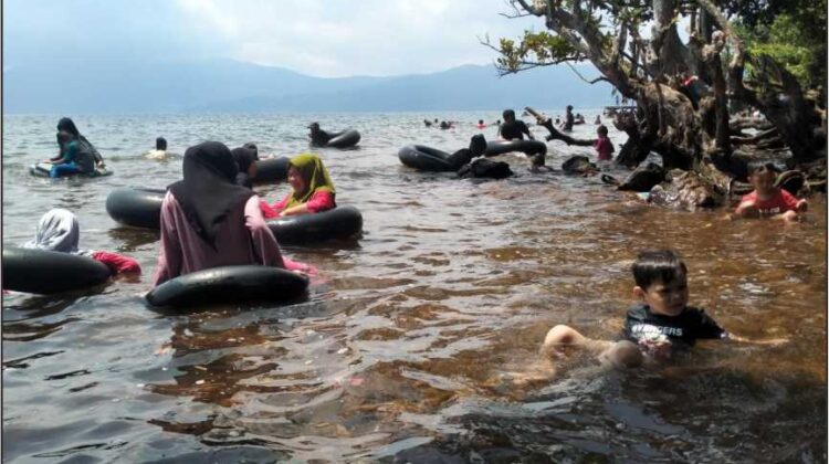 H+1 Lebaran, Pantai Molino di Sorowako Diserbu Warga
