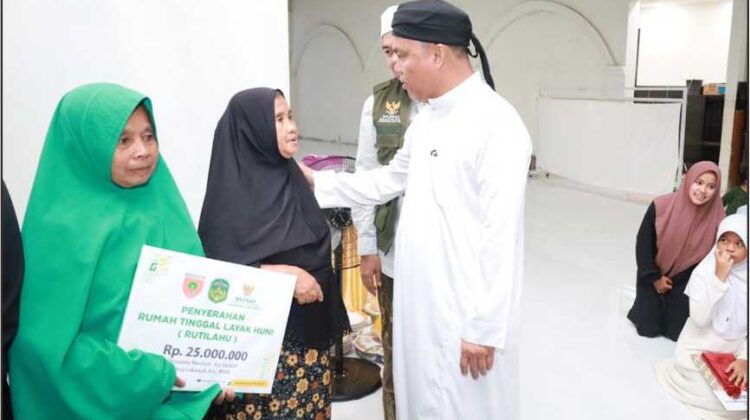 Bupati Serahkan Bantuan Bedah Rumah di Safari Ramadhan di Malili