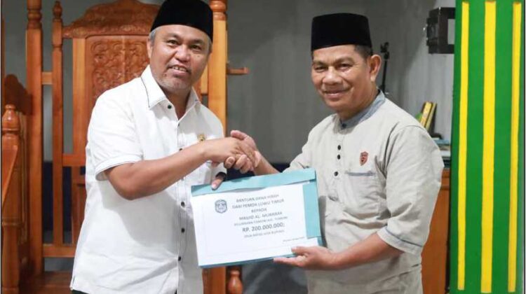 Bupati Lutim Serahkan Hibah ke Pengurus Masjid di Tomoni