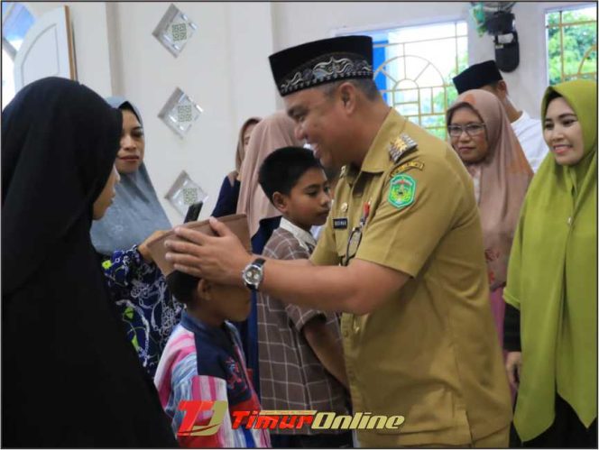 
					Bupati Luwu Timur Serahkan Santunan Bagi Anak Yatim dan Kaum Dhuafa