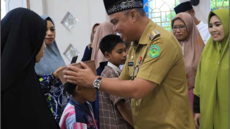 Bupati Luwu Timur Serahkan Santunan Bagi Anak Yatim dan Kaum Dhuafa