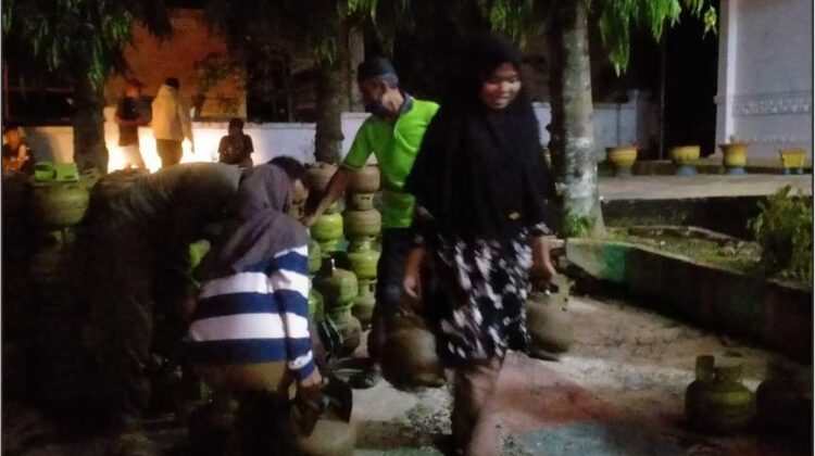Pemcam Malili Fasilitasi Penjualan Tabung 3 Kg, 560 Tabung Ludes Dalam 2 Jam