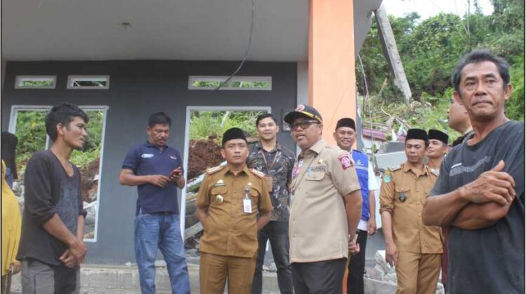 Budiman Kunjungi Korban Tanah Longsor di Maliwowo
