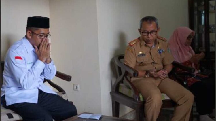 Sekda Luwu Timur Serahkan Zakat Fitrah